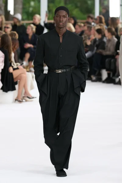 Look 16